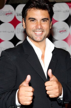 En la 15° Edición anual "Los 50 latinos más guapos" de People en Español Jorge Luis obtuvo el puesto 28 en la lista de los más bellos.