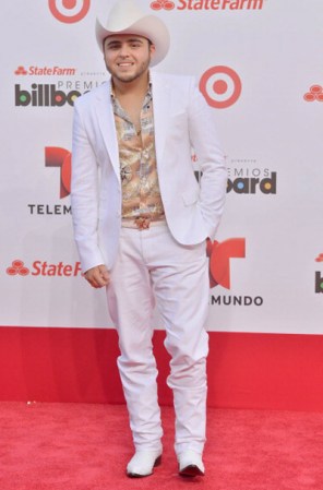 Gerardo Ortiz, luce mexicanísimo de blanco ¡Nos encanta!