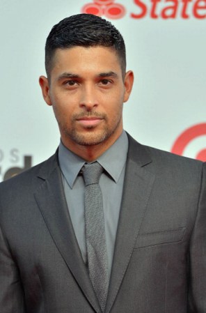 Wilmer Valderrama, echo un Lord Inglés. Súper prolijo y vestido monocromático en gris, el actor cosechó suspiros de la audiencia femenina.