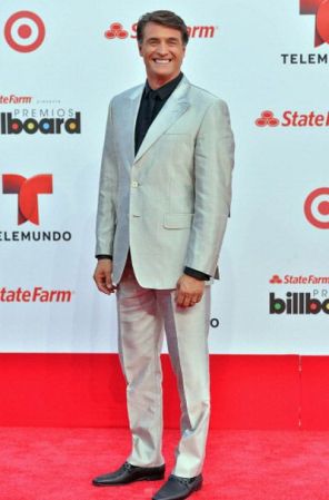 ¡Aplausos para Juan Soler que se animó a salir del clásico smoking negro y apostó al color! Amamos cómo luce en ese traje de etiqueta blanco.