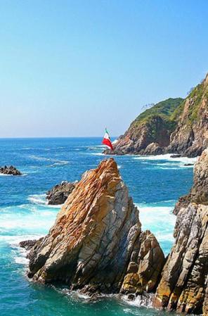 La Quebrada está entre los lugares más tradicionales y representativos del puerto. En este mirador localizado en los riscos de un acantilado, podrás observar un espectáculo sin igual en el que los clavadistas se arrojan desde 35 metros de altura a las aguas del Pacífico.