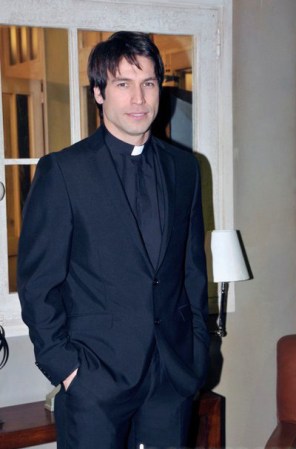 En el rol del padre Roberto, durante la quinta y última temporada de la serie española Doctor Mateo.