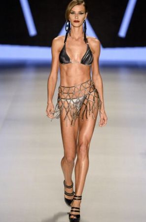 ¿Qué dices de esta falda que recubre la parte inferior del bikini? Para aportar un toque distinto a tu traje de baño, están estos detalles originales ¿te animás?