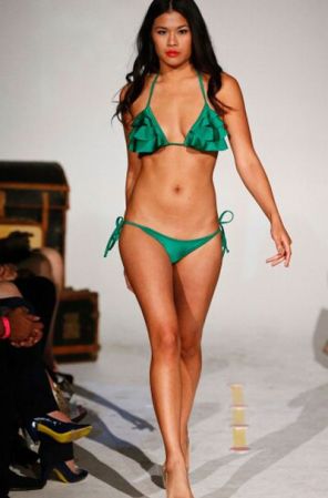 ¡SÍ! Este tipo de bikini es ideal para las chicas que no tienen mucho busto, pues los triángulos con volumen compensan la falta de voluptosidad en la zona.