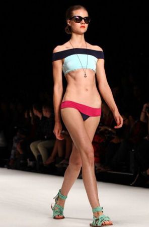 ¡NO! Los trajes de baño excéntricos lucen originales solo sobre la pasarela. Como este caso, que si bien parece vanguardista, en el cuerpo de una mujer como cualquiera de nosotras luciría desastroso. La parte inferior tan baja, no sostiene la barriga ni estiliza la figura.