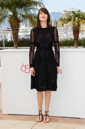 Haz como Nathalia Acevedo: Añade ligeras transparencias a un clásico vestido negro y transfórmalo en un diseño glamoroso.