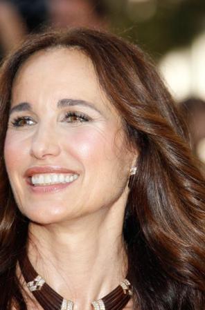 Andie MacDowell ha declarado no estar a favor de la cirugía plástica, y aunque ha generado polémica por lucir notablemente diferente en sus últimas apariciones en la alfombra roja; es un hecho que luce esas arruguitas con orgullo.