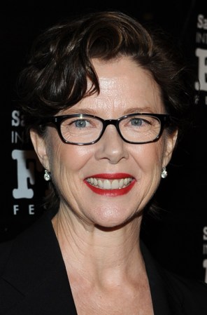 Sin cirugías rejuvenecedoras, Annette Bening luce su edad sin temor, de hecho prefiere el maquillaje de apariencia natural.