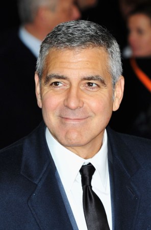 George Clooney pasará a la historia como sex symbol, y no ha necesitado ayuda del cirujano, para arrancar suspiros.