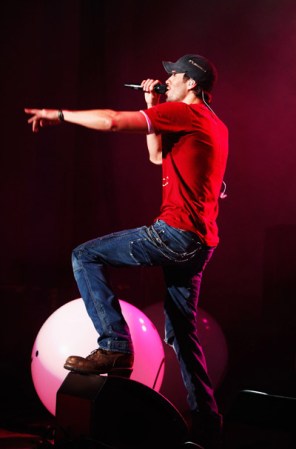 Al igual que muchos artistas, Enrique Iglesias siente mariposas en el estómago antes de salir al escenario, así que recurre a los dulces ¡para calmar los nervios!