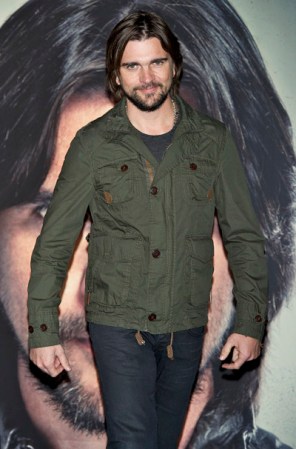 Juanes tiene varías manías supersticiosas, entre ellas levantarse cada mañana con el pie derecho, lo que no puede darse el lujo de olvidar en un día de concierto.