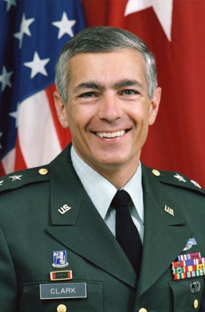 El General condecorado Wesley K. Clark ha dejado las armas e intenta mejorar su país a través de la política.