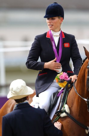 Día 4: Gana la plata el equipo británico de equitación, del que es integrante Zara Phillips, nieta de la Reina Isabel II.