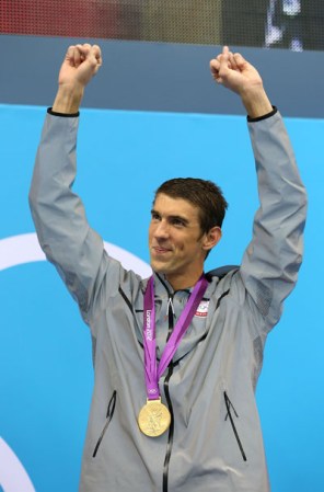 Día 4: Michael Phelps se adjudica su décimo novena presea Olímpica, como parte del equipo estadounidense de relevos en 4x200m libres, lo que lo convierte en el atleta más condecorado en la historia.