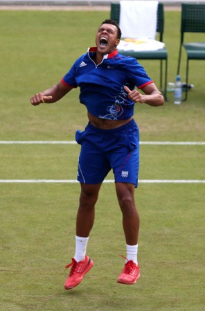 Día 4: El francés Tsonga celebra su triunfo sobre Raonic de Canadá, tras un partido de 3 horas y 56 minutos, que batió en uno de los sets, el récord de más juegos ejecutados en la historia del deporte blanco Olímpico.