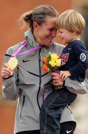 Día 5: La ciclista norteamericana Kristin Armstrong gana la medalla de oro en la prueba contrarreloj del ciclismo de ruta.
