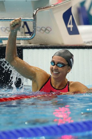 Día 6: Rebecca Soni gana para los Estados Unidos, medalla de oro en natación por los 200m de pecho, imponiendo nuevo récord.