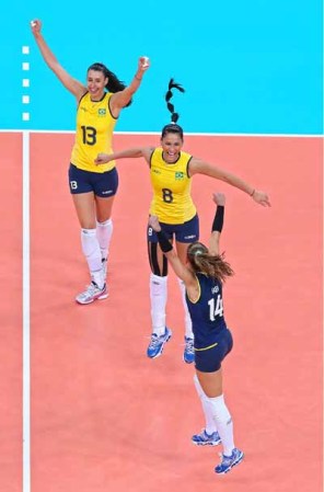 El equipo brasileño femenil de volleyball se llevó el título Olímpico al vencer a EEUU en la final.