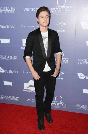 Buscar darle un aire fresco a un esmoquin, no significa que lo lleves remangado y con una camiseta estampada. Callan McAuliffe cayó en este error y el resultado fue cuestionable.