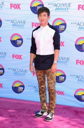 Kevin McHale mezcló un estampado militar con zapatos y camisa de etiqueta, pero la combinación quedó lejos de la elegancia.