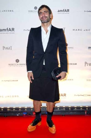 Marc Jacobs encabeza la lista, porque siempre soprende con su etiqueta de alfombra roja. Falda y zapatos de plataforma, requieren una personalidad muy osada para llevarse.