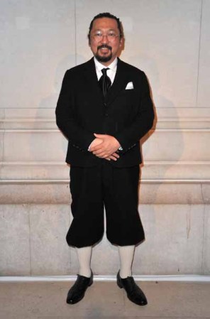 Takashi Murakami llevó el estilo vintage al límite con un traje inspirado en Luis XV. Muy audaz de su parte.