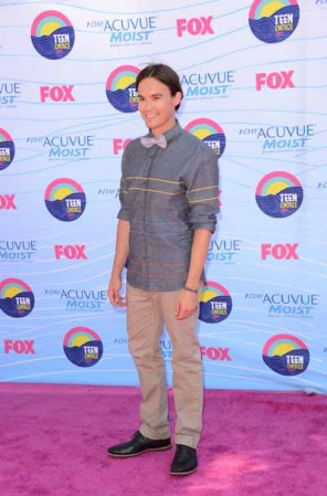 Mientras algunos buscan deshacerse del corbatín, otros desean llevarlo a toda costa. Tyler Blackburn lo colocó en una camisa informal, cuyo corte no era para llevarse por fuera. Dos errores en un mismo atuendo.
