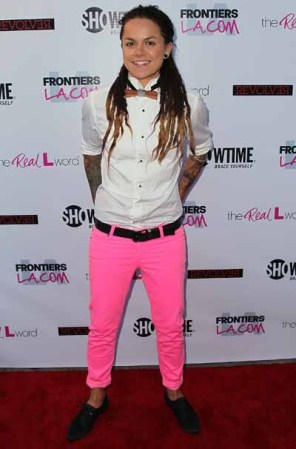 Whitney Mixter se inclinó por el estilo de etiqueta con mix informal, pero unos pantalones neón hicieron el look incomprensible.
