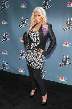 El vestido de Christina Aguilera era tan entallado, que la mejor opción no fue llevarlo con leggins, pues lejos de favorecerle, demeritaron su look.