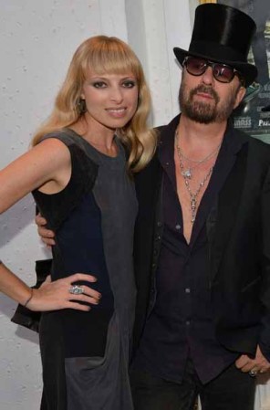 Los sombreros de copa son una fuerte tendencia para el otoño, sin embargo llevarlo con una camisa desabotonada casi hasta el ombligo, le robo todo el glamour a Dave Stewart.