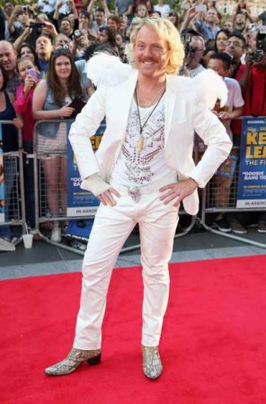 Sabemos que Leigh Francis es excéntrico, pero cuando un hombre incluye plumas en su atuendo, corre el riego de rayar en lo grotesco.