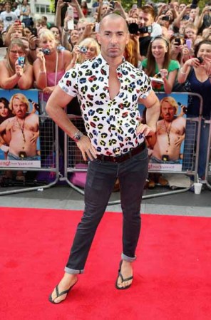 Louis Spence osó desfilar por la alfombra roja ¡en flip-flops!