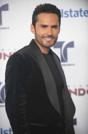 El actor colombiano Fabian Ríos, de "Corazón valiente", prefirió la tendencia de blazer con camiseta y, al llevarla en color gris oxford sin estampados, añadió distinción a su look.