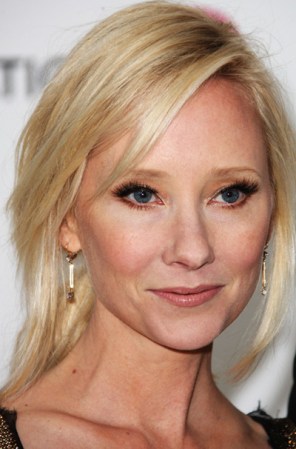 Anne Heche es hoy pareja de James Tupper, pero no es posible omitir que la actriz se relacionó íntimamente con él, mientras era novia del camarógrafo Coleman Laffoon.
