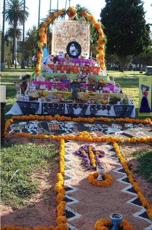 Los arcos representan la puerta de los difuntos a este mundo y les dan la bienvenida. Puedes armar el tuyo con flores naturales o de papel, así como con ramas o bambú.