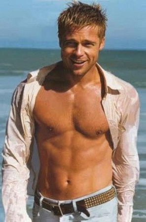 Brad Pitt siempre se caracterizó por lucir un cuerpo despampanante. Su look sensual y fresco derrite a cualquiera.