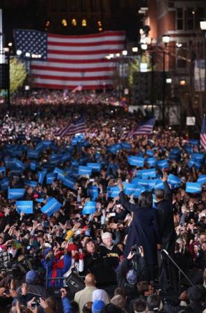 Un multitud se congregó en Iowa para escuchar el último discurso del presidente antes del día de elecciones.