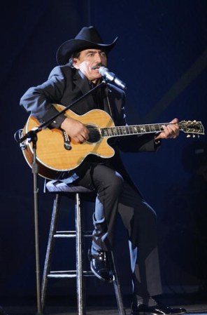 Desde México para Las Vegas, Joan Sebastian acaba de confirmar en Latin GRAMMY 2012 para interpretar su tema 'Que Dios Bendiga'.