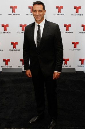 Omar Germenos, otra cara famosa de Telemundo, acompañará a Rashel durante el certamen.