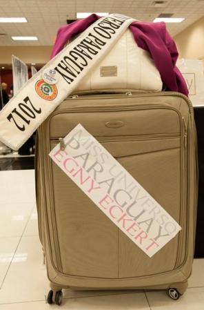 La maleta de la representante de Paraguay aguarda en el salón de recibimiento y registro de Planet Hollywood Resort and Casino, en Las Vegas, Nevada.