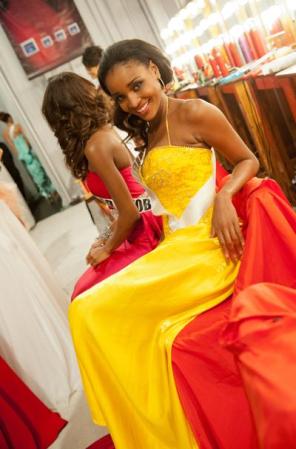 Miss Namibia, Tsakana Nkandih, posa tranquila y contenta antes del desfile de vestidos largos.