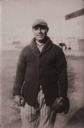 Oscar Tuero debutó con los Cardenales de Saint Louis en 1918 y fue uno de los primeros pioneros de la pelota cubana que dejó su impronta en el béisbol organizado de los Estados Unidos.