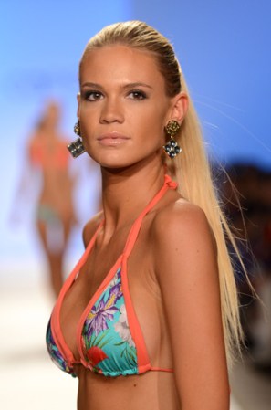 Caffe Swimwear apuesta por los estampados, pero también por los pequeños top en forma de triángulo.