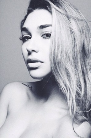 La sexy modelo que acompañaba a Justin Bieber durante su arresto, Chantel Jeffries, ha salido con varios famosos y también cuenta con varios arrestos.