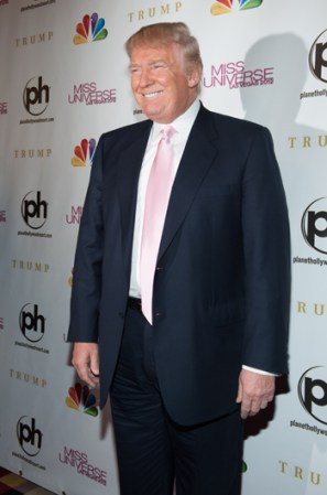 Donald Trump vestido con un impecable traje azul marino y corbata rosada. ¡Elegantísimo!