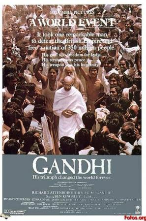"Gandhi" la monumental e inolvidable película protagonizada por el genio Ben Kingsley sobre la vida del hombre que revolucionó la India y al mundo entero. Una historia imperdible.