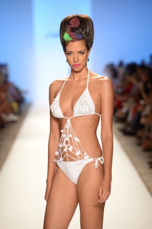 Este modelo, también de Dolores Cortés, muestra piel, pero también una gran creatividad de la diseñadora.