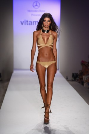 La firma Vitamin A by Amahlia Stevens también favorece los modelos más pequeños.