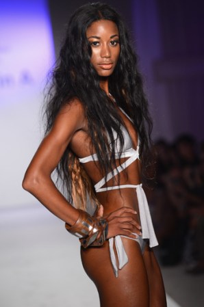 Esta modelo muestra su impresionante figura en el diminuto modelo de Vitamin A.