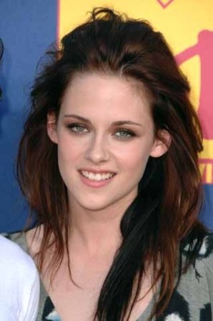 Kristen Stewart (de las serie de películas The Twilight Saga) con su cabello largo